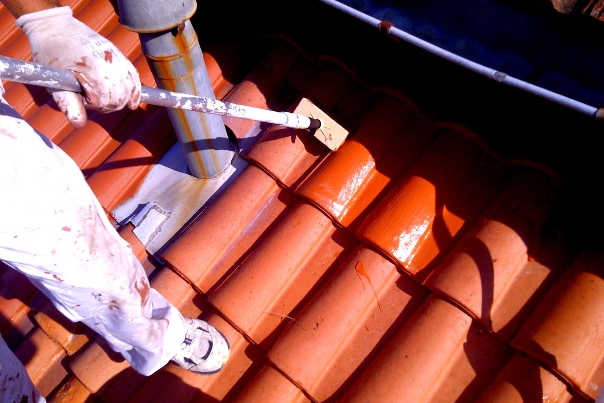 Application d'un traitement hydrofuge sur toiture